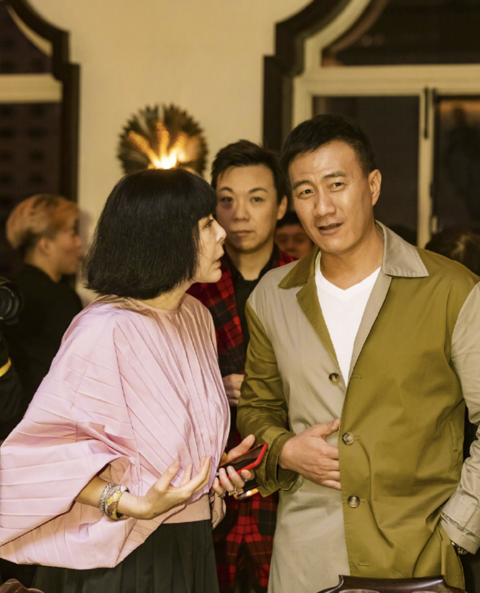 胡军晒出香港好友为剧组举办的庆功派对照,林青霞,刘嘉玲,关锦鹏等一