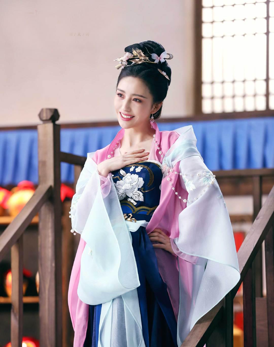 佟丽娅新古装造型,粉蓝罗裳尽显娇俏,一颦一笑间动人心魄