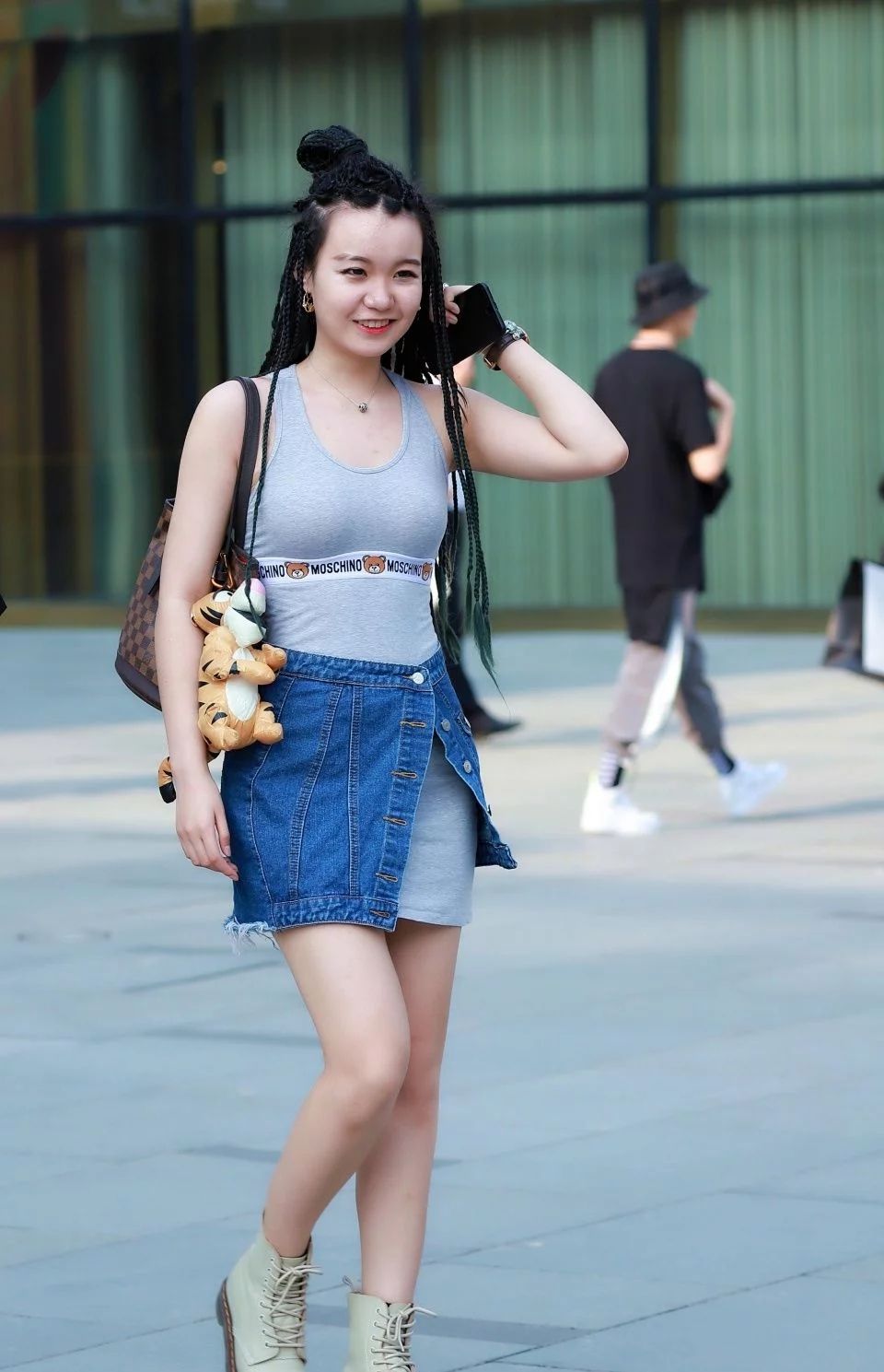 两大时尚清秀美女,穿着清凉,气质清新脱俗,让人一眼就爱上