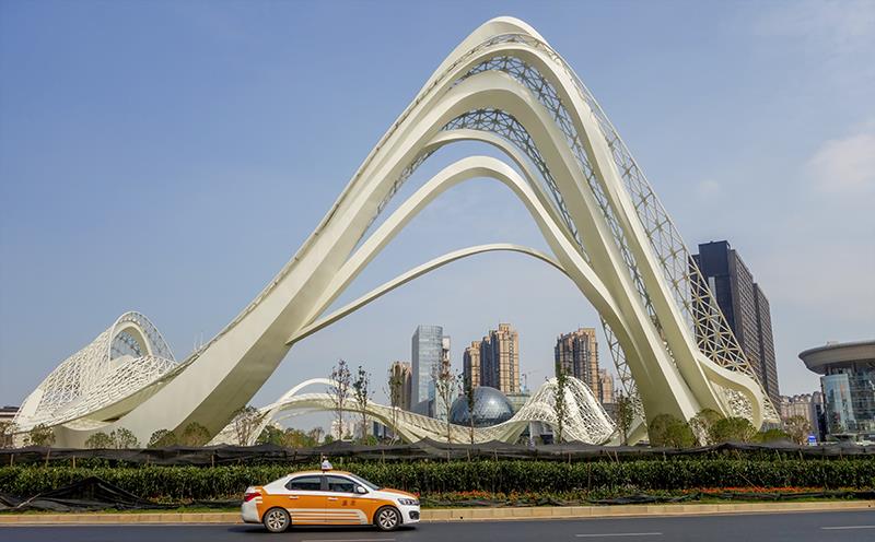 武汉光谷广场地标雕塑星河基本完工市民路过一睹为快