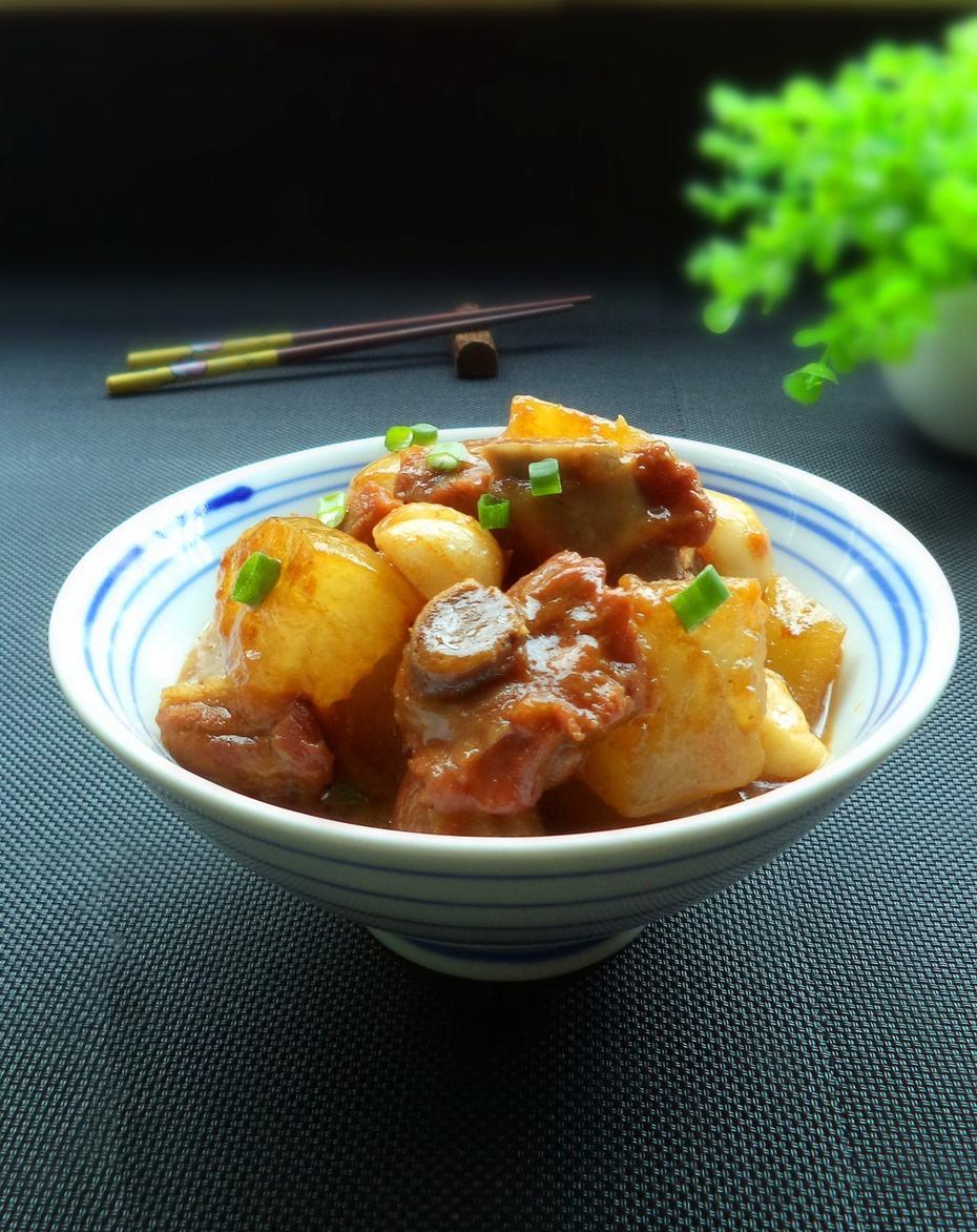 冬瓜烧排骨,色泽诱人,汤汁浓郁,让人胃口大增!