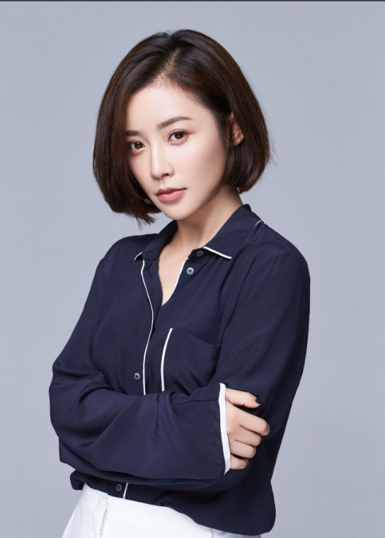 她是《老农民》中的铁娘子牛麦花,如今不温不火却也美出天际