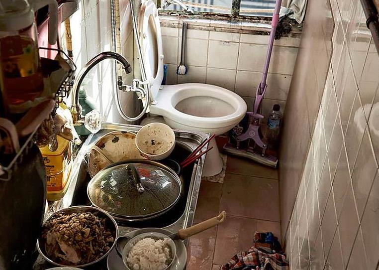 最真实的香港"贫民窟":三人蜗居十平米房子,为什么不来大陆?