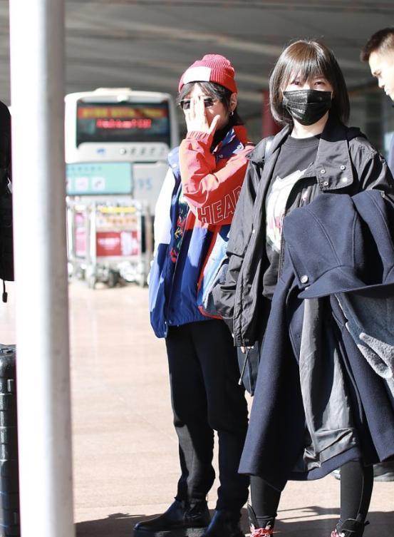 周笔畅一身撞色服现身机场,花马甲配"海肠"裤,却被显矮10公分