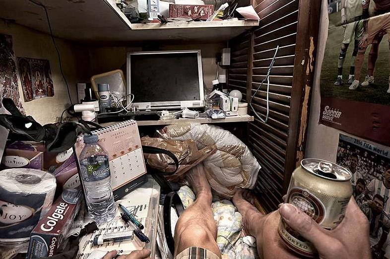 最真实的香港"贫民窟":三人蜗居十平米房子,为什么不来大陆?