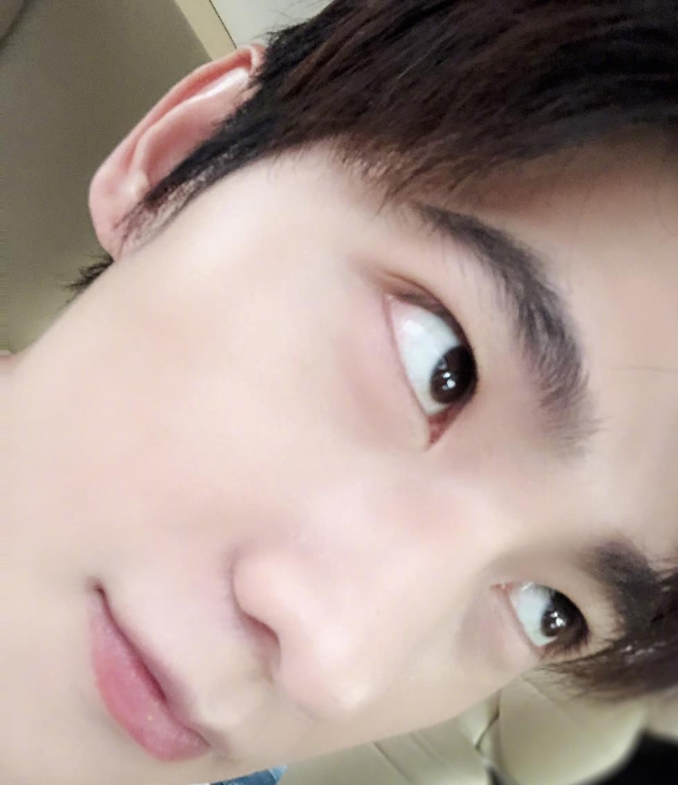 杨洋年底晒自拍九宫格十分搞怪, 颜值高的人都不喜欢好好拍照吗?