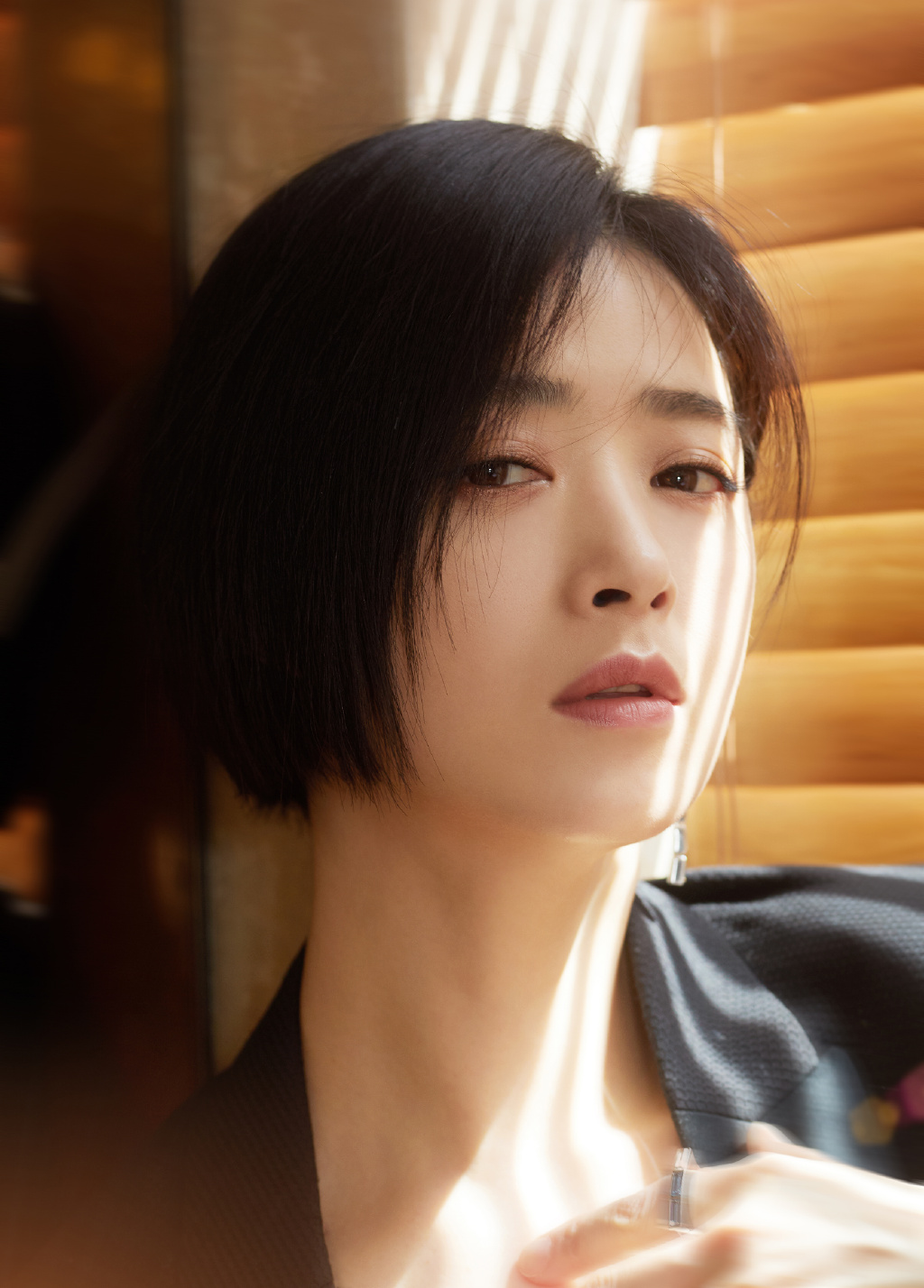 女演员蒋欣知性温婉优雅时尚写真