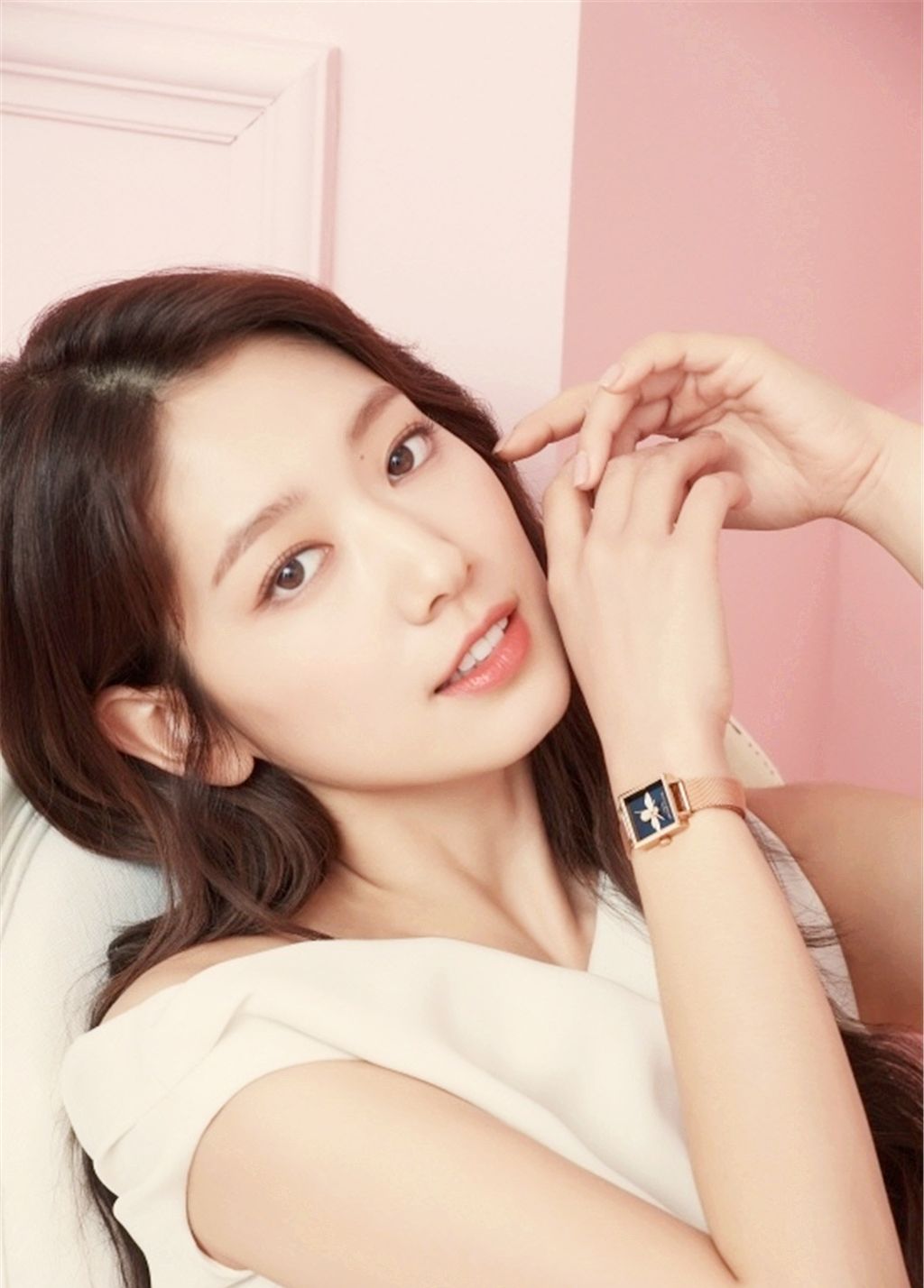 朴信惠最新春季宣传画报释出可爱女神美貌如花尽显时尚温柔