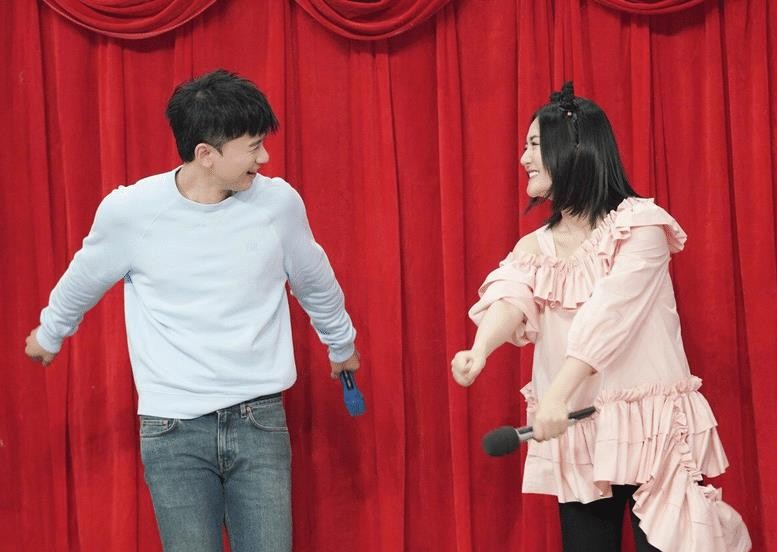 跳跳和俏俏喜欢听这首歌,谢娜内心充满自豪,张杰的反应很平淡