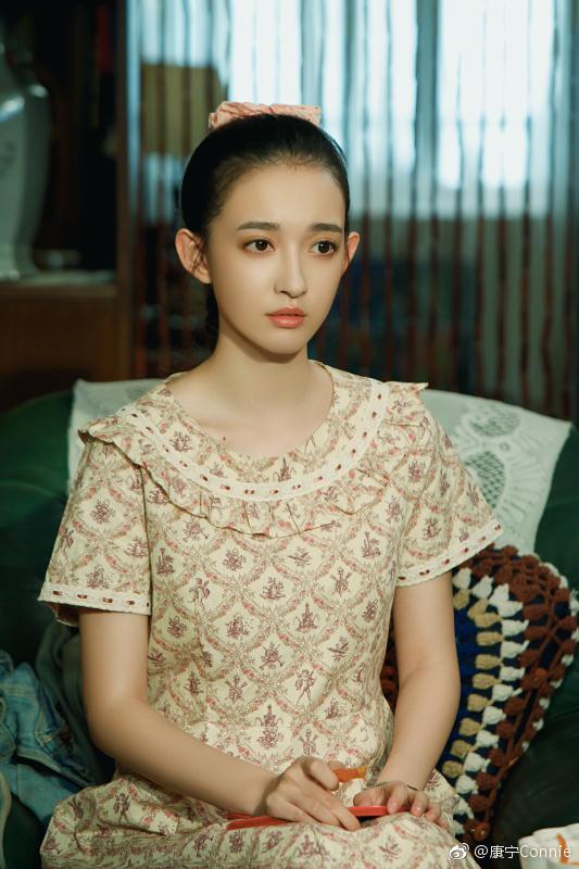 可爱女演员康宁迷人写真美照欣赏_新浪新闻