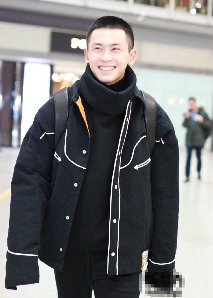 张哲瀚北京机场街拍,是感觉今天穿得像个胖企鹅吗一路笑个不停!