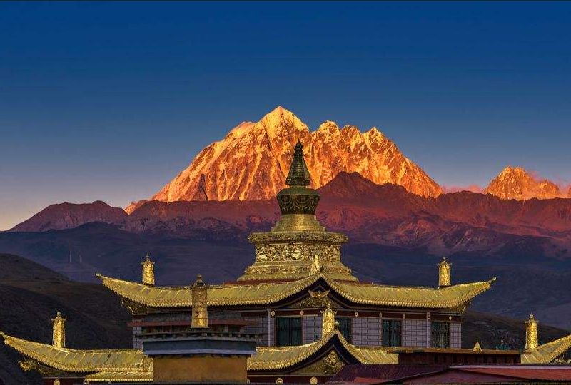 巍然屹立的格聂神山风景迤逦多姿非常欢迎你的到来