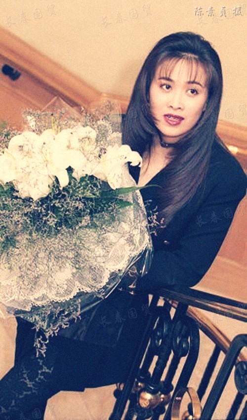 那英25年前青涩旧照曝光,满脸胶原蛋白尽显淑女风