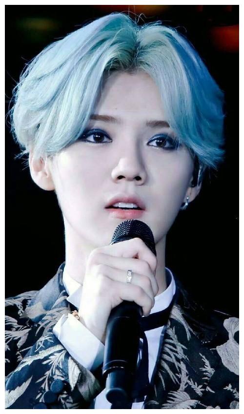 王一博桃花妆,边伯贤烟熏妆,鹿晗蓝眼妆,都比不上他的泪痣妆!