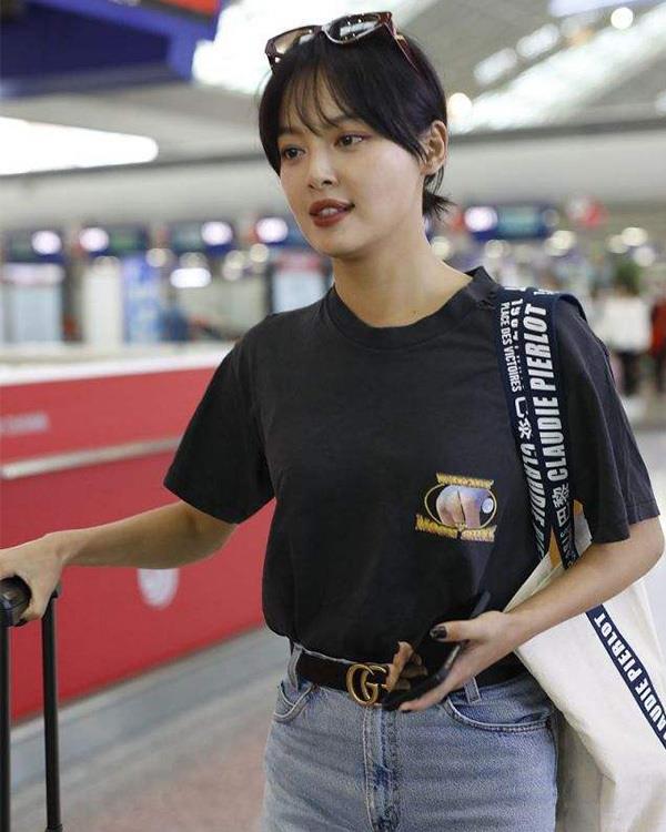 辛芷蕾素颜亮相机场,一身黑白极简风穿搭,率性洒脱不失时髦感