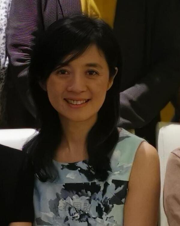 51岁许戈辉素颜照曝光,皮肤暗黄眼角皱纹明显,不化妆时她长这样