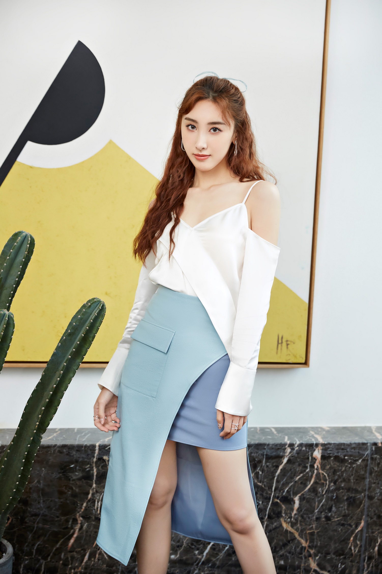 许靖韵现身夏日音乐节蓝色不规则半裙超仙气