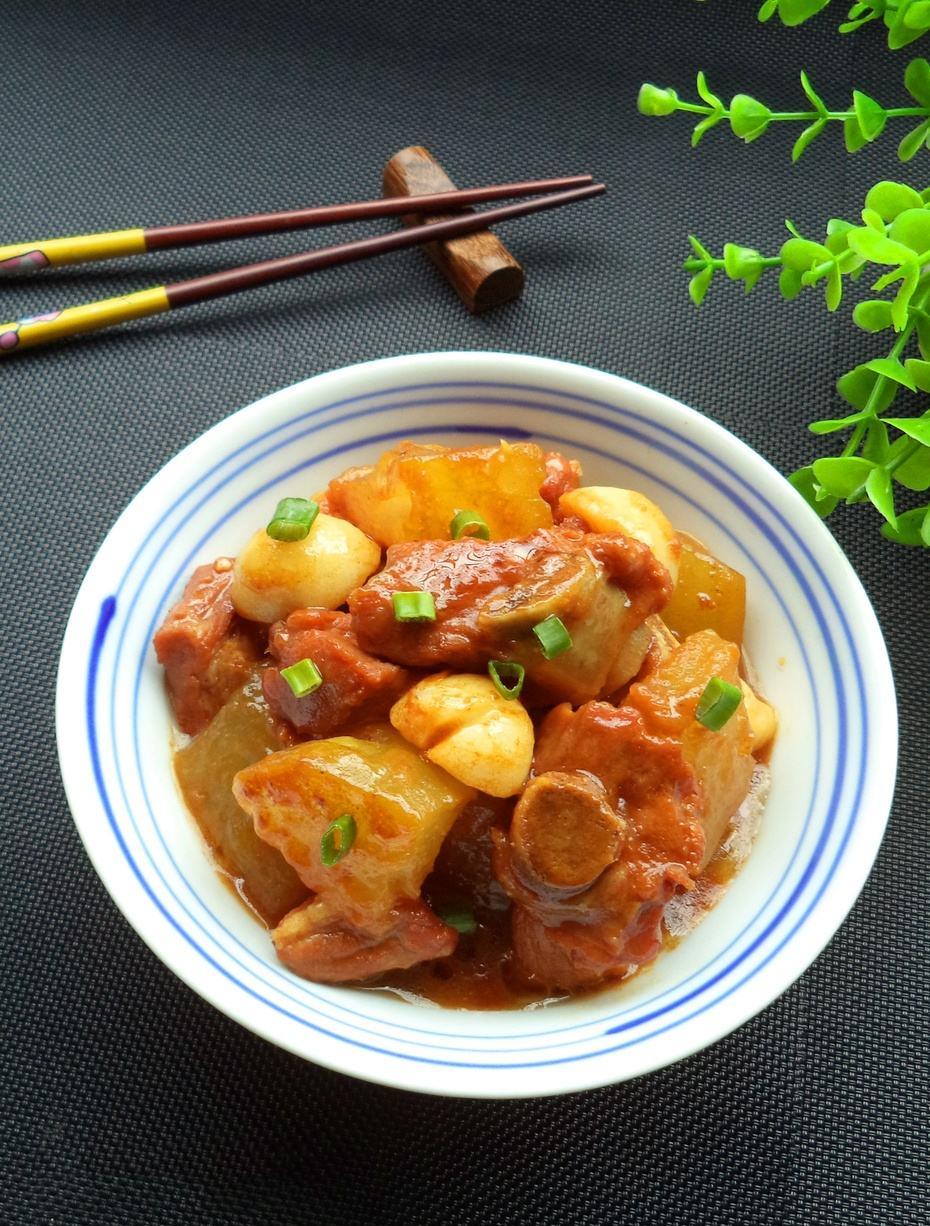 冬瓜烧排骨,色泽诱人,汤汁浓郁,让人胃口大增!