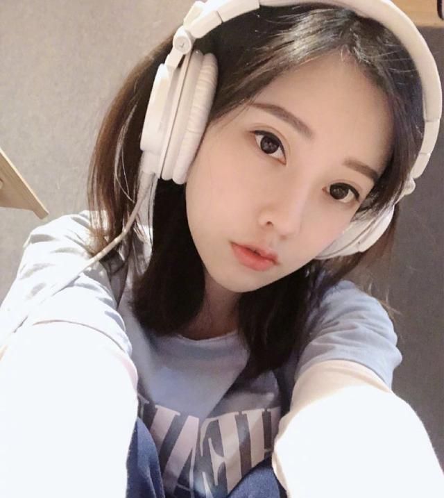 前斗鱼一姐冯提莫时隔两个多月重新开播,转去b站粉