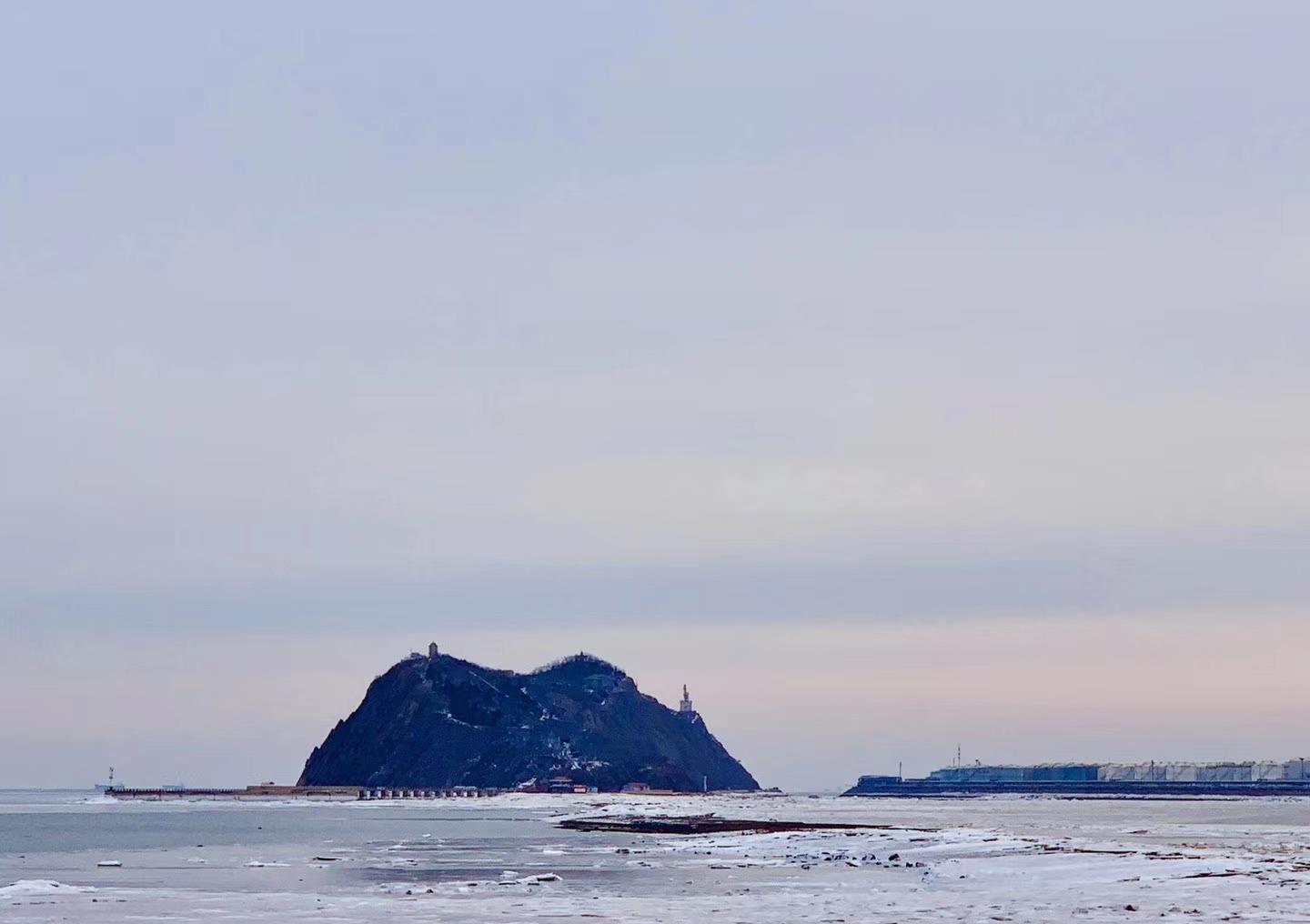 有三座山峰,两边低中间高,形如笔架,如此特殊形状,难怪当地人把笔架山