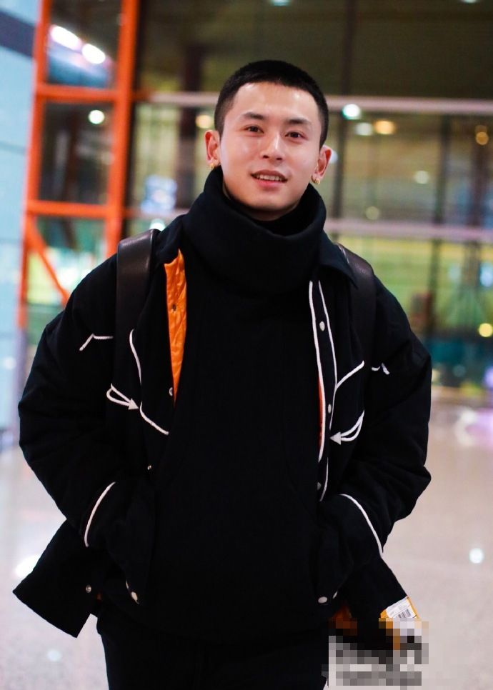 张哲瀚北京机场街拍,是感觉今天穿得像个胖企鹅吗一路笑个不停!