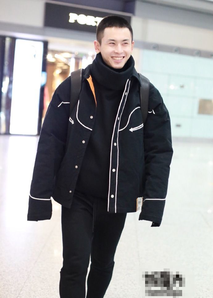 张哲瀚北京机场街拍,是感觉今天穿得像个胖企鹅吗一路笑个不停!