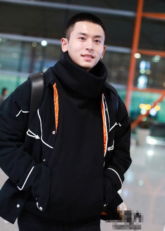 张哲瀚北京机场街拍,是感觉今天穿得像个胖企鹅吗一路笑个不停!