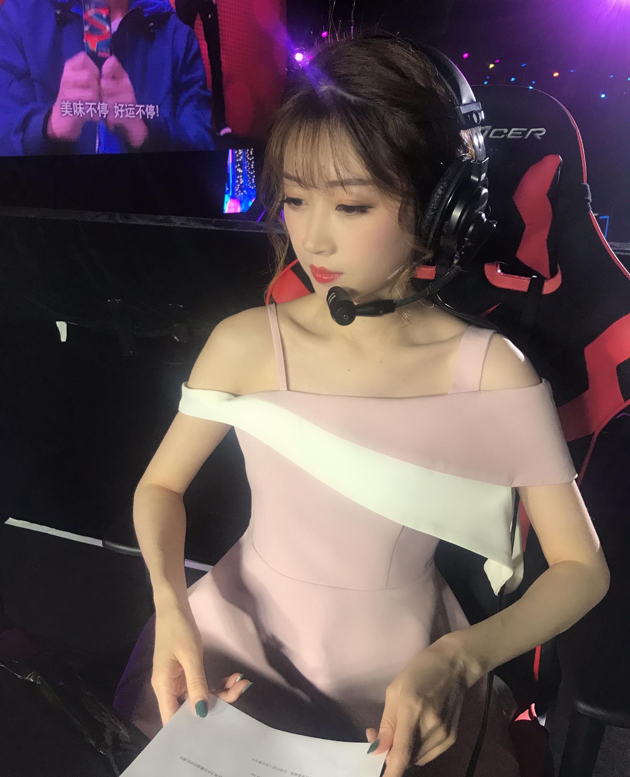 dota2最美女解说ams,上班时和下班后的区别这么大?