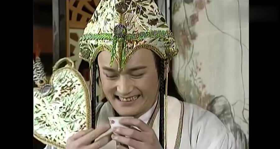 雄霸亲自给文丑丑倒酒，文丑丑立马察觉出不妙，赶紧化妆逃跑_新浪新闻