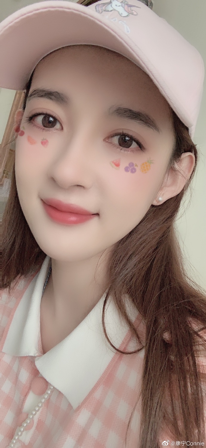 可爱女演员康宁迷人写真美照欣赏_新浪新闻