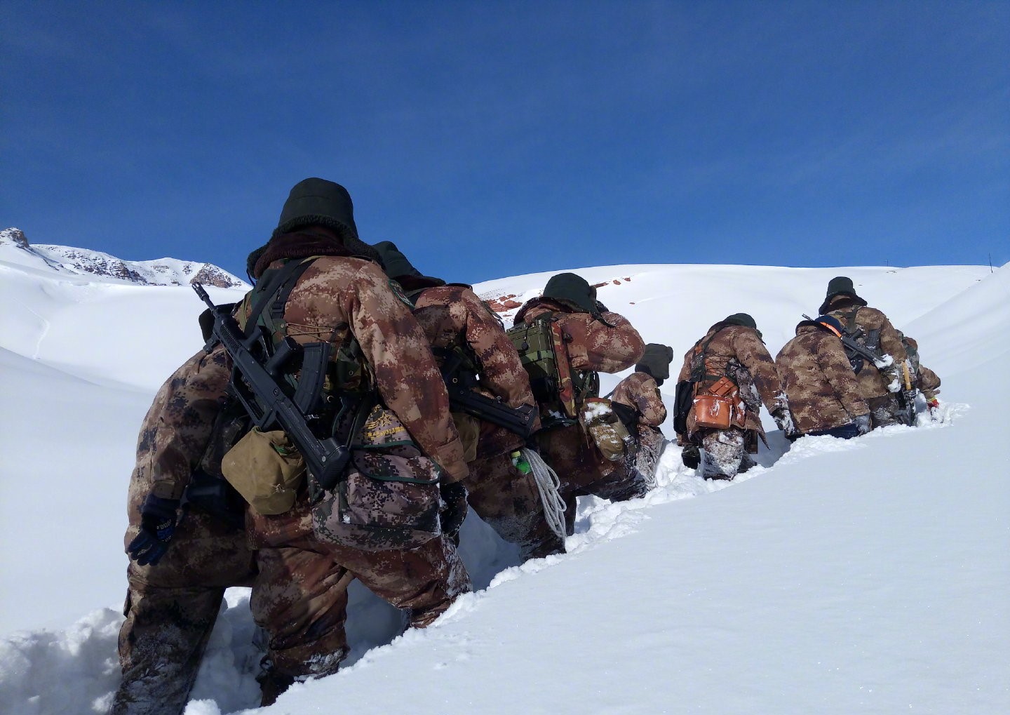 当我们合家团聚他们却依然坚守致敬边防军人