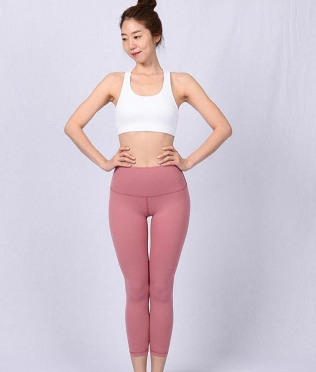 紧身打底裤美女塑造出简约显瘦的身材优雅的身姿秀出时尚感