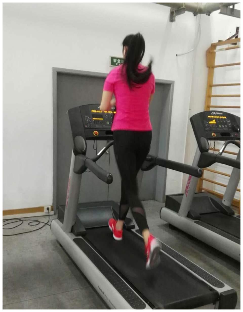 张常宁紧身裤造型,衬出完美身材,大腿修长笔直,比模特更有型!