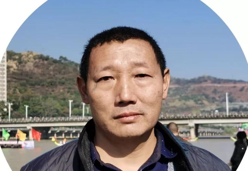 两岸人声鼎沸风光秀美的安宁河畔上午10时许在安宁河一桥和二桥之间