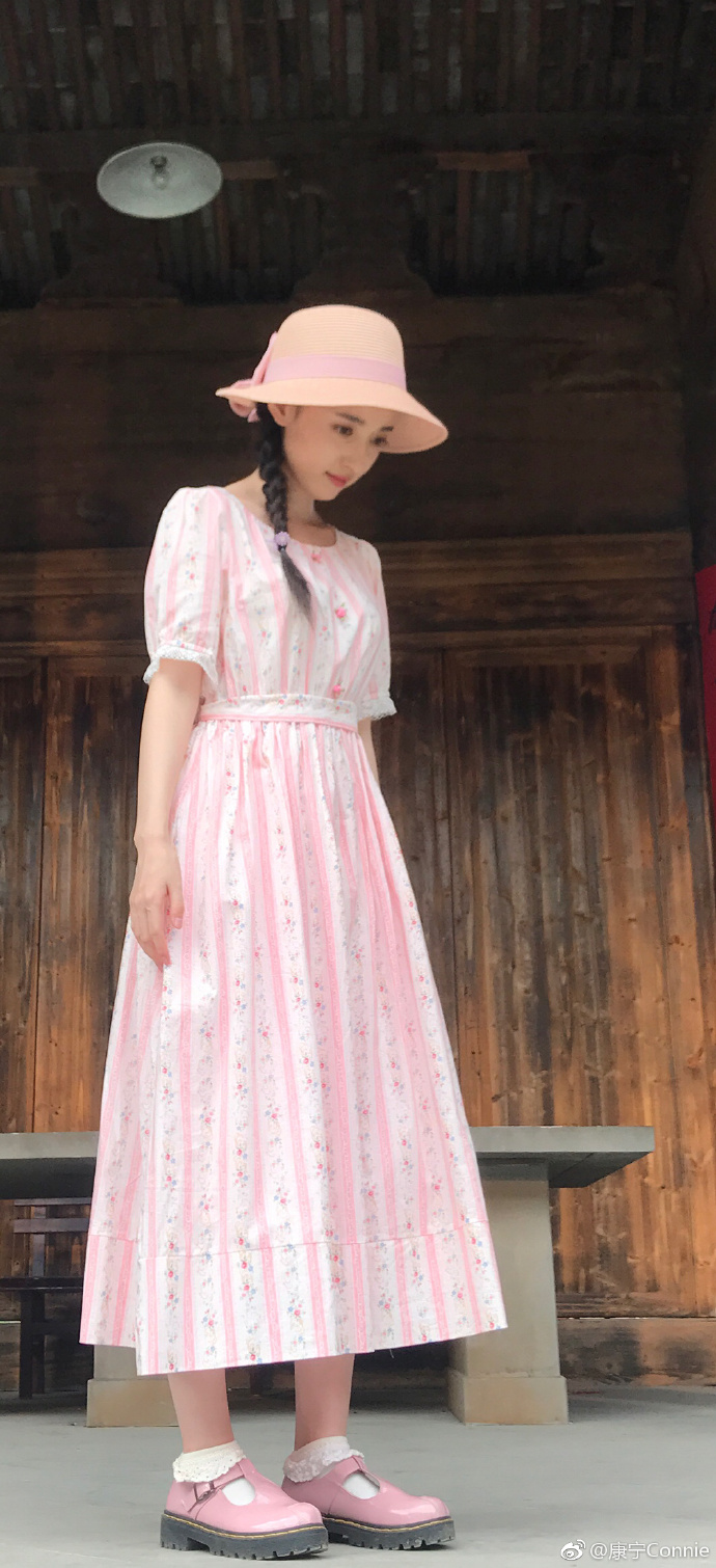 可爱女演员康宁迷人写真美照欣赏_新浪新闻