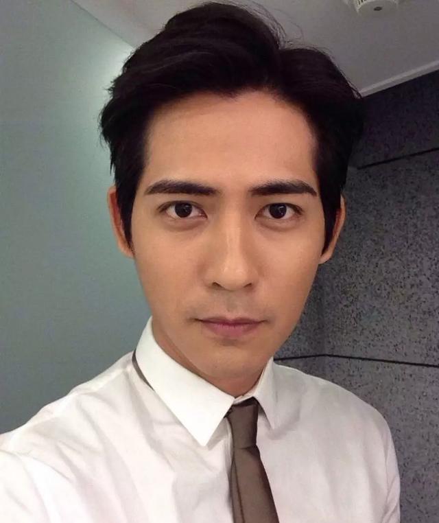 周渝民越老越丑原因是因为颧骨外扩嘴唇变薄