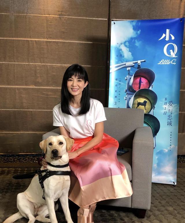 45岁杨采妮终于换短发,穿咖啡色无袖连衣裙像阔太,无奈手臂太粗