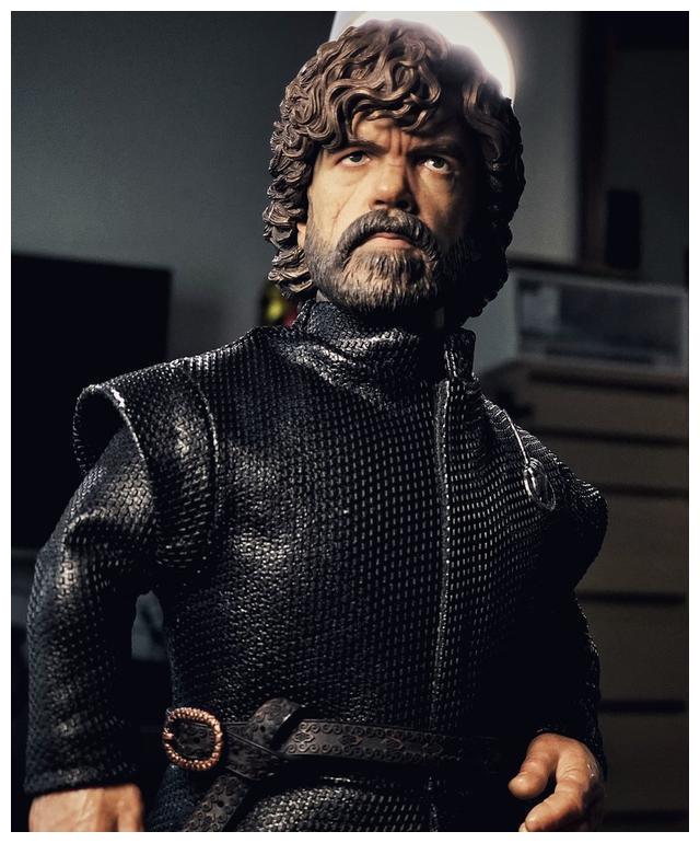 他是提利昂·兰尼斯特,小恶魔,侏儒,畸形儿,放荡不羁,声色犬马.