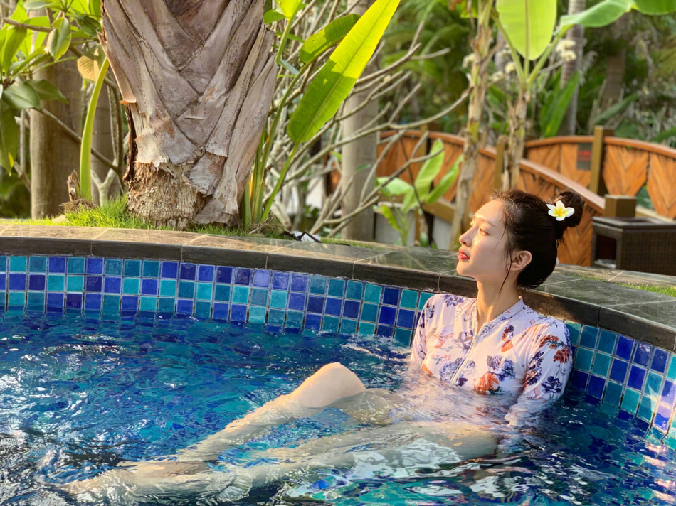 江疏影晒美照,泡在泳池里秀大长腿,网友:穿的确定是泳衣?