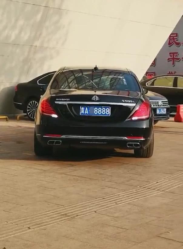 320万迈巴赫现河北街头,本不会太注意,但车牌实在太吸睛!