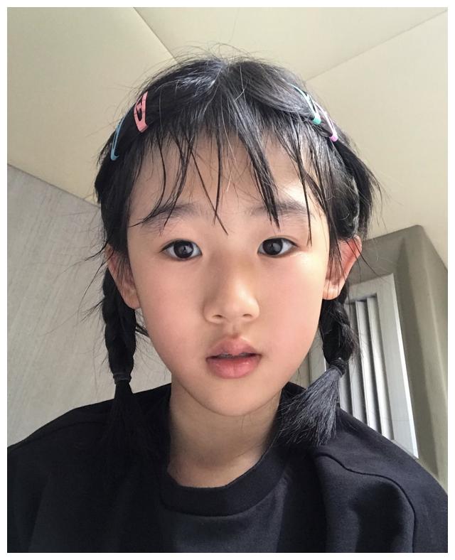 陆毅女儿贝儿晒印尼度假照,与妹妹穿同款,一个甜美一个喜感