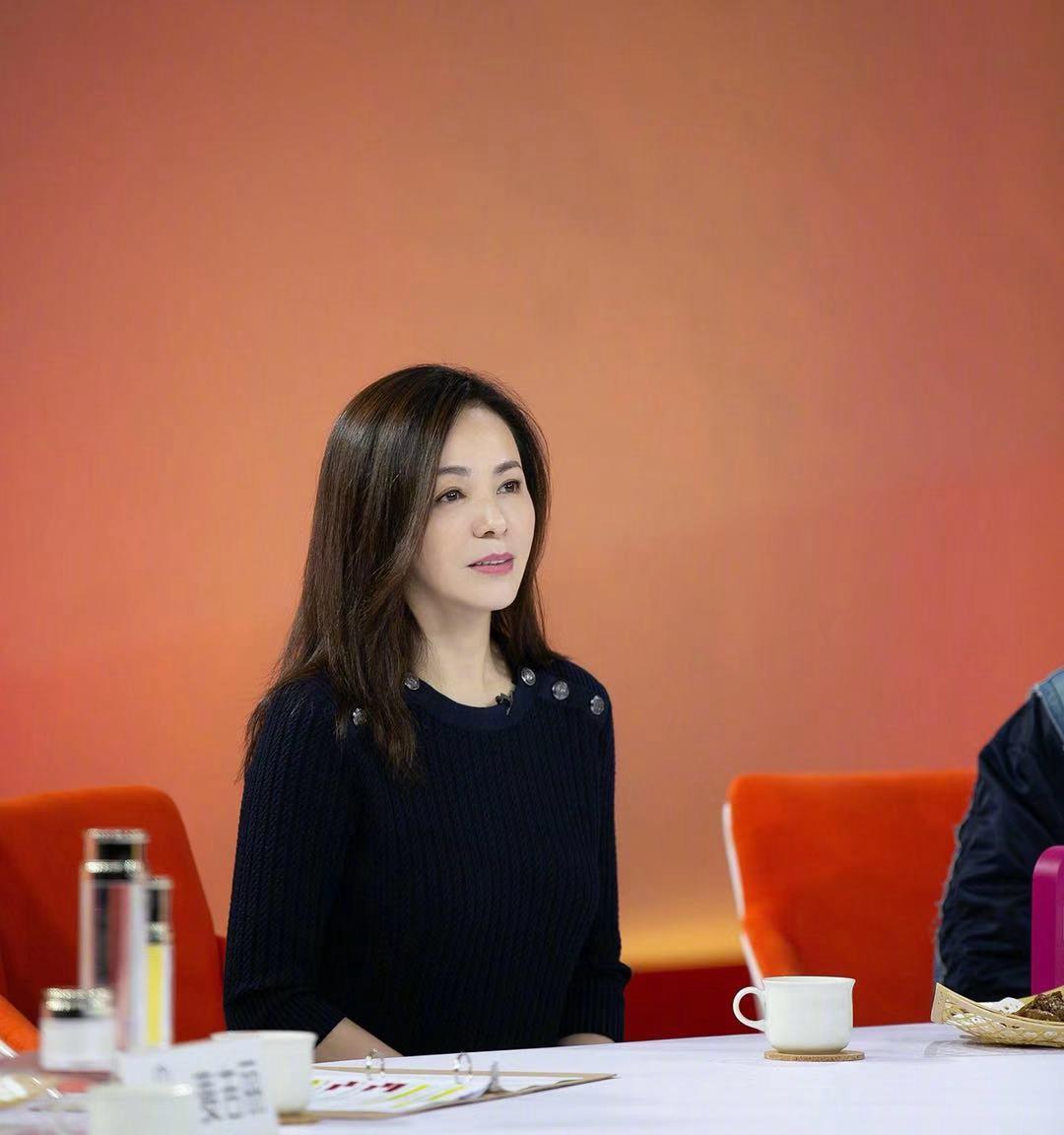 "雪姨"王琳录制节目,针织衫搭长直发温婉优雅,哪像48岁了?