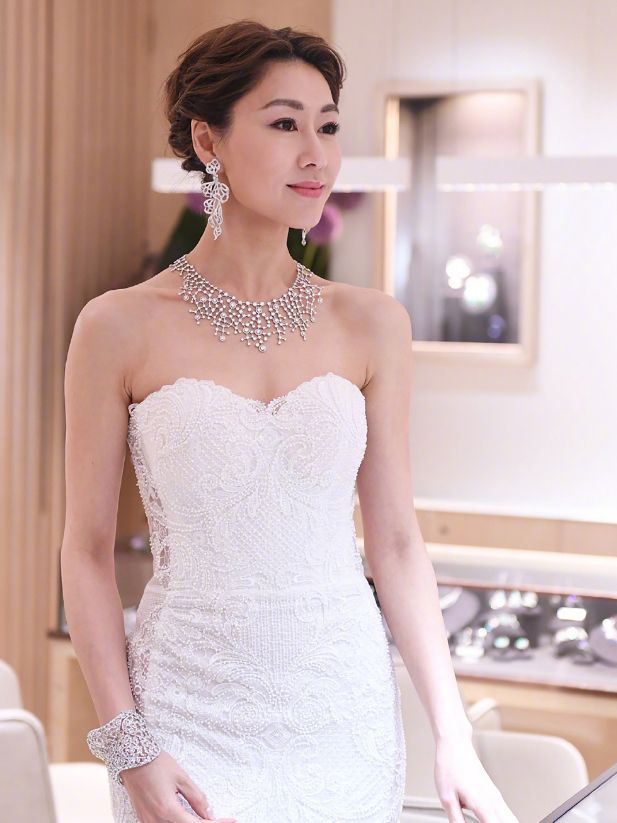 她是俺见过最美的女人,身穿粉裙的胡定欣,尽显女人味