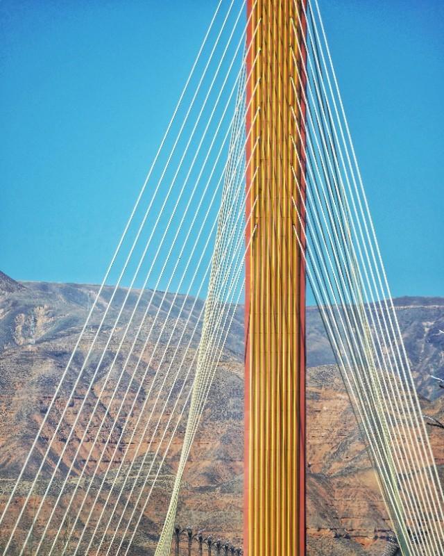 青海省唯一一座独塔双索面不对称斜拉体系钢箱梁桥