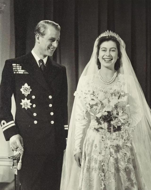 72年前英女王嫁人,国王将女儿交给菲利普,父亲的背影温暖感人!