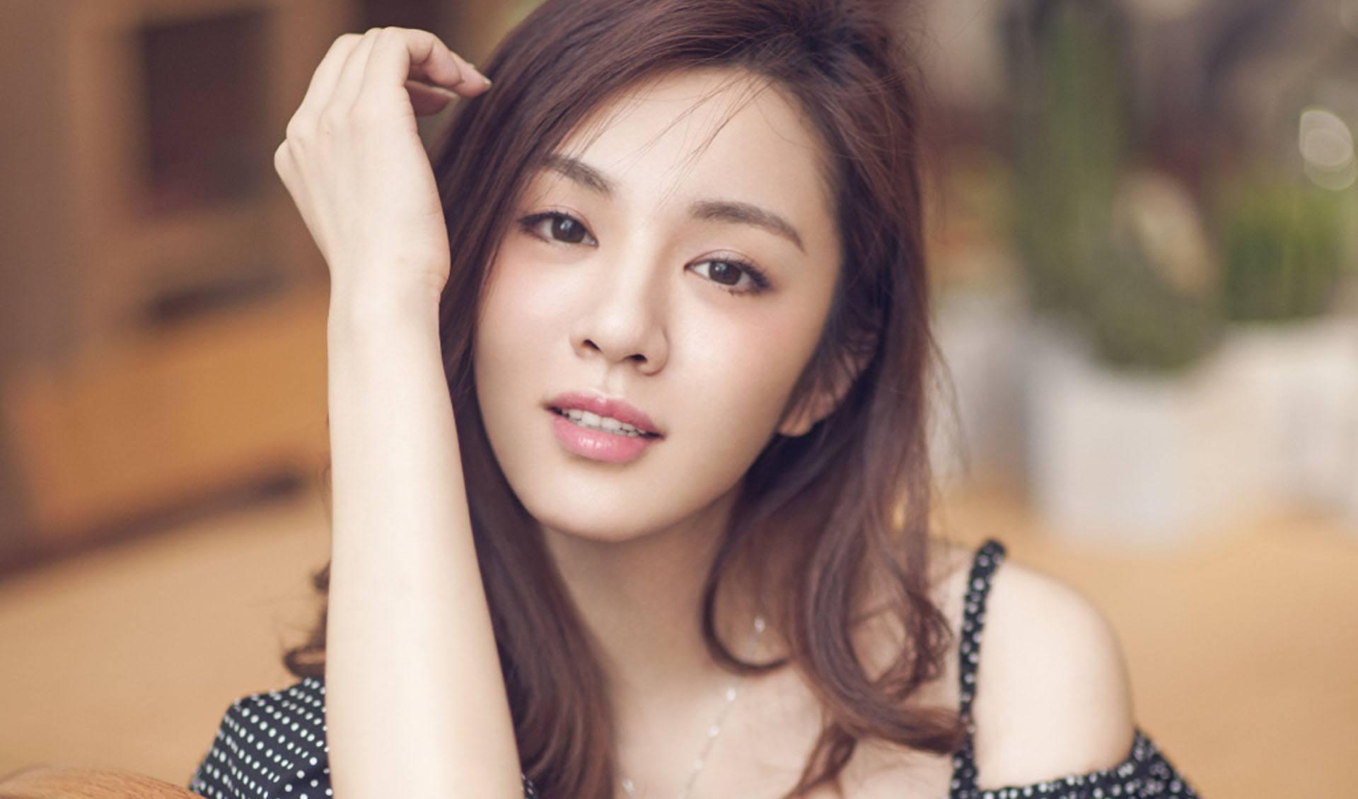 算起来,张嘉译和王晓晨的年龄相差了18岁,这两人在戏中演父女都可以了