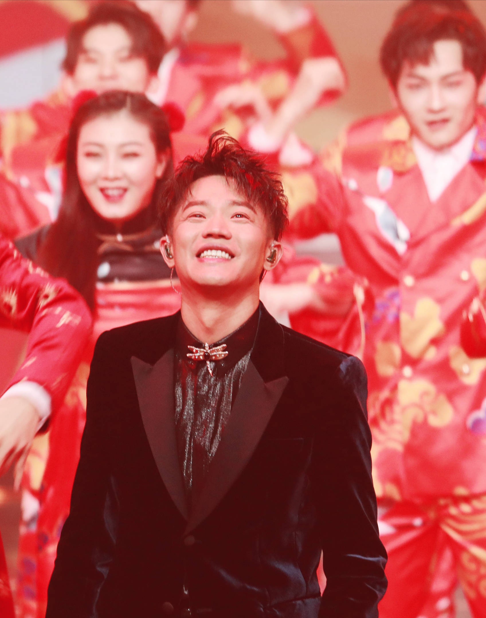 村长不让曾毅走?少了曾毅网友才知道:凤凰传奇的演出不能没有他