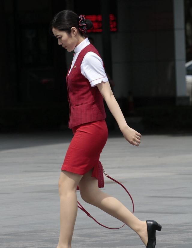 街拍刚下班的空姐小姐姐身材高挑妆容精致太让人心动了