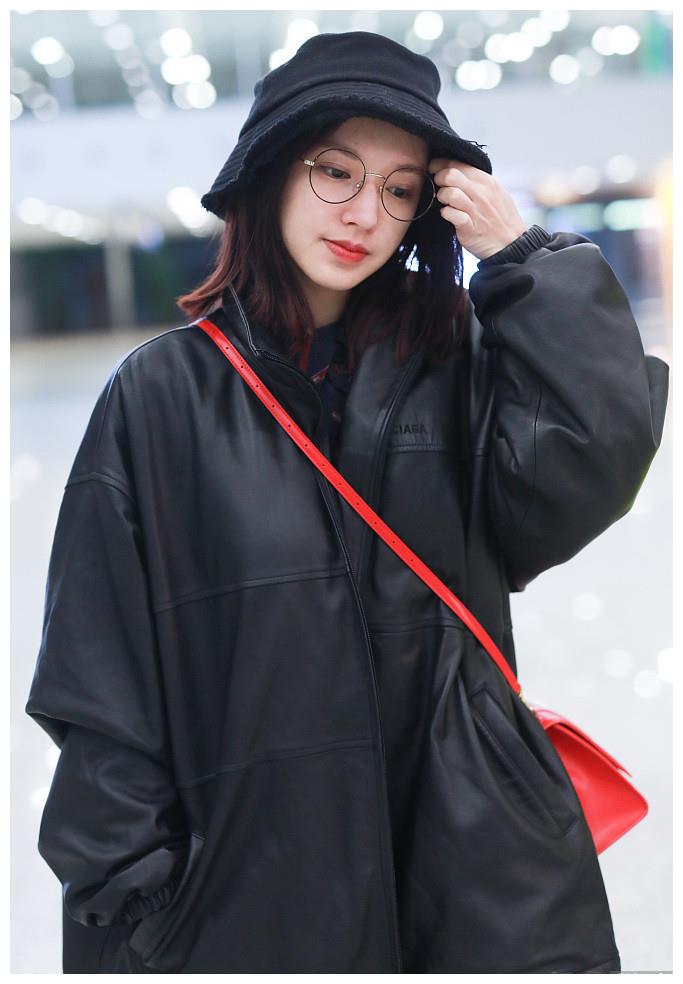 程潇戴渔夫帽配圆框眼镜 玩下衣失踪秀美腿