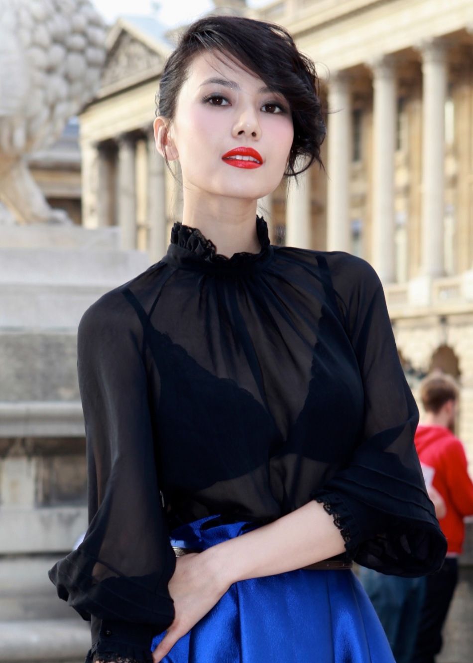 清纯女神高圆圆穿墨绿色风衣搭配牛仔裤网友美的不像话
